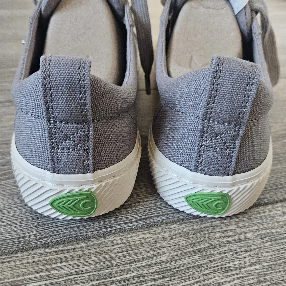 Cariuma OCA Low Canvas Sneaker in Mystic Grey